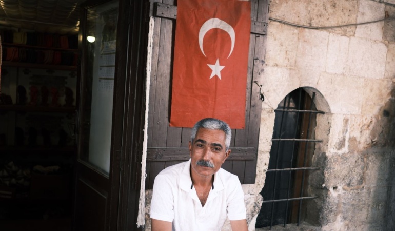 Gözaltına alınan gazeteci Alican Uludağ adli kontrolle serbest bırakıldı